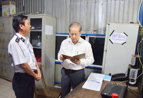 Ông Phan Ngọc Thọ - Chủ tịch UBND tỉnh Thừa Thiên - Huế kiểm tra sổ kiểm dịch tại chốt Kiểm dịch động vật.