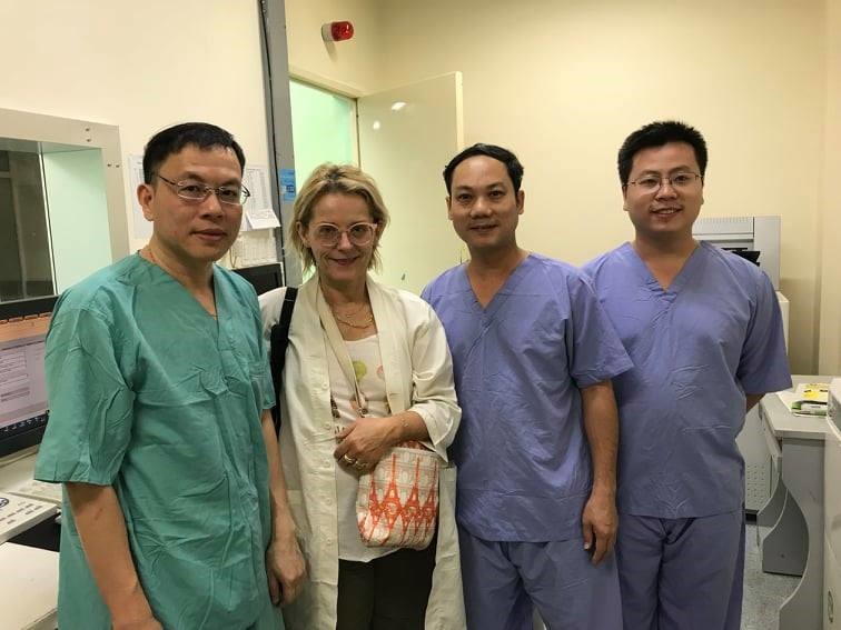 Vợ của du khách may mắn thoát chết chụp hình làm kỉ niệm cùng các bác sĩ. Ảnh: BV cung cấp.