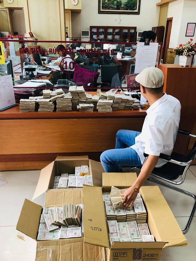 Việc mang tiền đến gửi đã được phía ngân hàng đồng ý