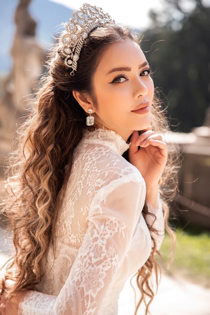 Thay vì chụp tại studio, Lý Nhã Kỳ chọn phông nền thiên nhiên Rumani, vốn là vùng đất bí ẩn, nơi có những lâu đài cổ và những câu chuyện kì bí. Một nơi mang đậm màu sắc văn hóa lịch sử và là nơi có những khung cảnh tuyệt vời tựa như chuyện cổ tích.