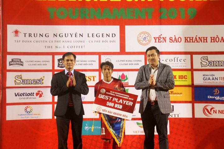 Ông Cao Văn Chóng (ngoài cùng bên phải) - PCT phụ trách truyền Thông VFF trao phần thưởng cho  cầu thủ xuất sắc nhất.