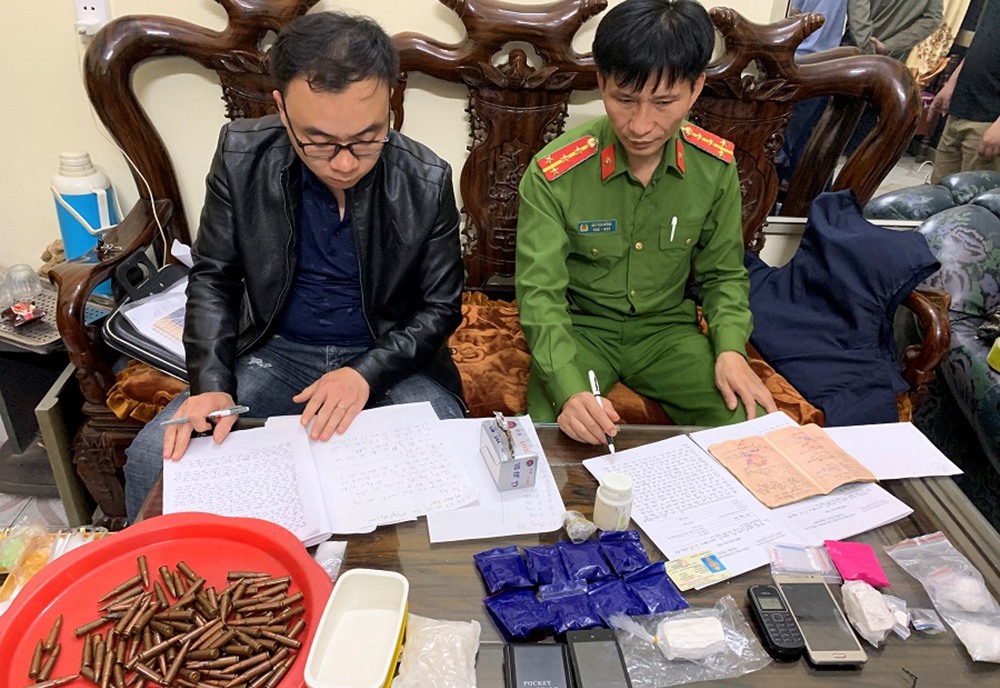 Tang vật thu giữ tại nơi ở của Nguyễn Mạnh Tuấn.