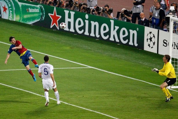 Khoảnh khắc đáng nhớ của Messi khi bật cao đánh đầu hạ gục thủ thành Van Der Sar. Ảnh: Reuters.