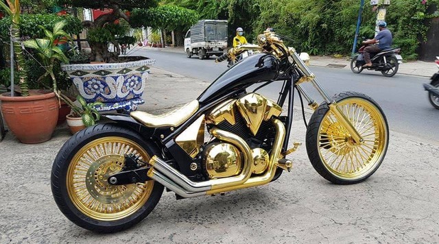Chi phí để mạ vàng mỗi chiếc mô tô thế này tiêu tốn của Phúc XO 500 triệu đồng.