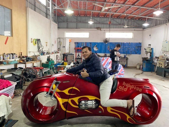 Phúc XO khoe hình ảnh chụp cùng chiếc siêu mô tô Tron Light Cycle cùng những người bạn của mình.