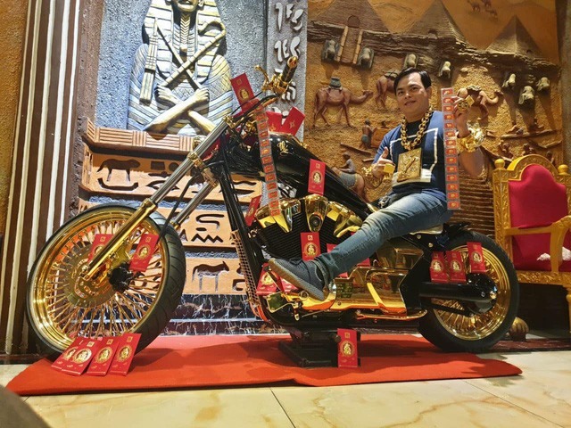 Trước đó không lâu, vị đại gia này từng khoe trên trang cá nhân cặp đôi mô tô mạ vàng 24k. Trong hình là chiếc Honda Fury có giá trị 1,5 tỷ đồng sau khi được mạ vàng. Đây là chiếc mô tô mạ vàng hoàn thiện sớm nhất trong bộ ba mô tô mạ vàng của Phúc XO.