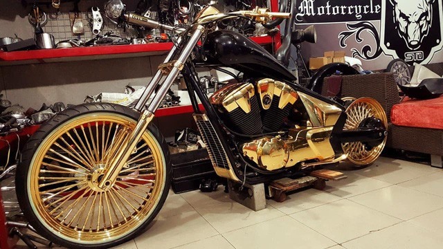 Bộ 3 mô tô phân khối lớn mạ vàng được thực hiện tại STD Motorcycle Custom, nơi độ mô tô cho nhiều đại gia có tiếng tại Việt Nam.