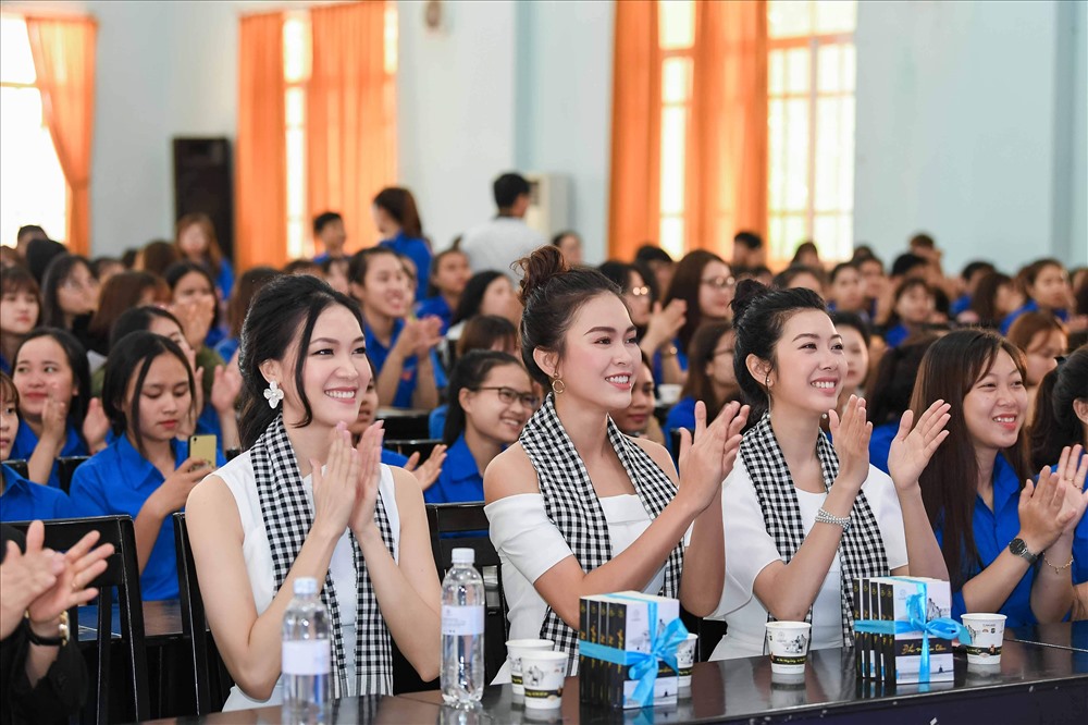 Tại buổi giao lưu, các hoa hậu, á hậu đã chia sẻ những câu chuyện đầy cảm hứng đến các bạn sinh viên.