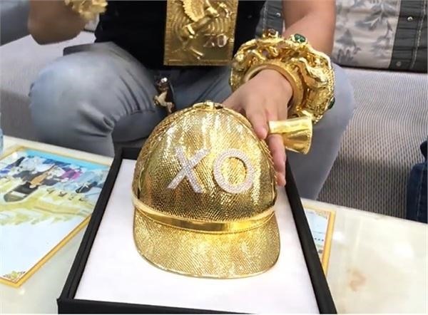 Cận cảnh mũ vàng của Phúc XO