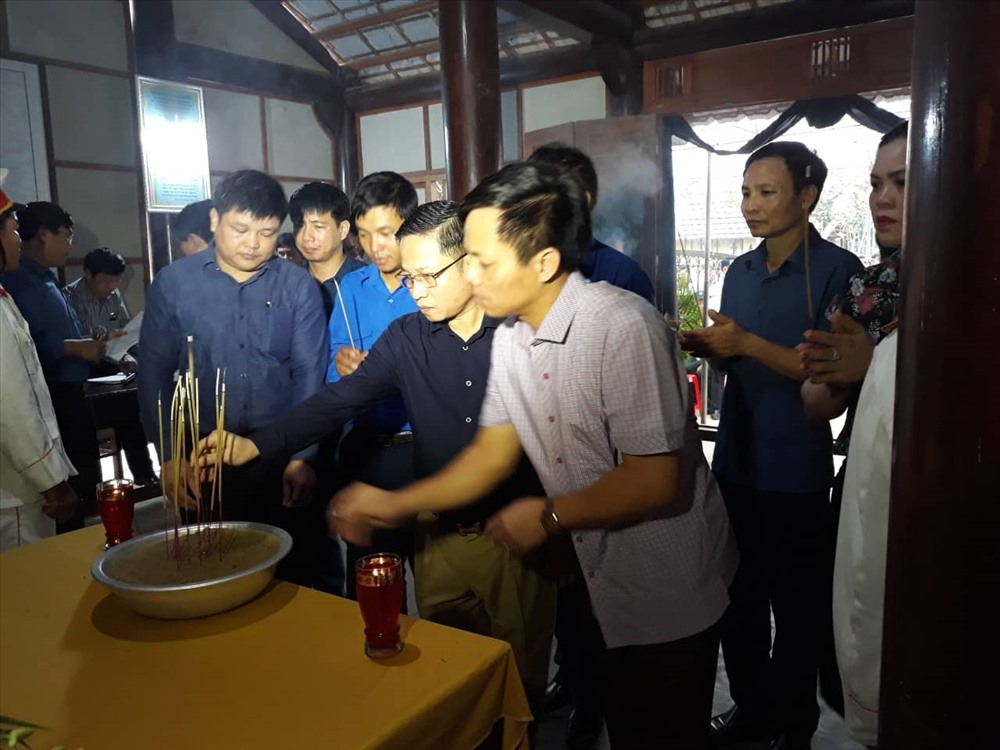 Mọi người ai cũng thể hiện sự thành kính trước vị tướng này