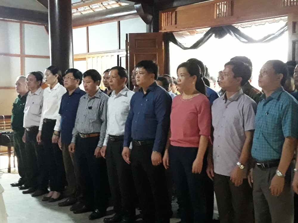 Chính quyền địa phương và người dân lập bàn thờ để tưởng nhớ Trung tướng Đồng Sỹ Nguyên