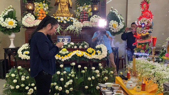 Hồng Vấn thắp nhang cho nghệ sĩ Anh Vũ.