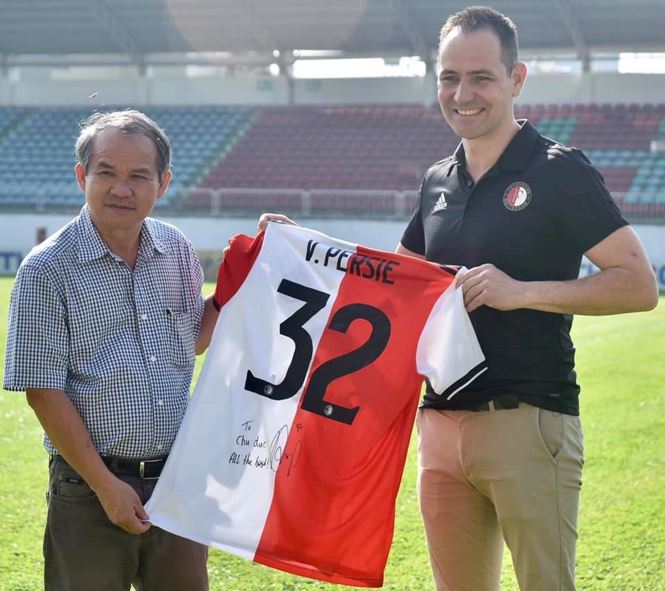 Đai diện đội bóng Hà Lan trao tặng áo thi đấu của CLB có chữ kí của Van Persie cho bầu Đức.
