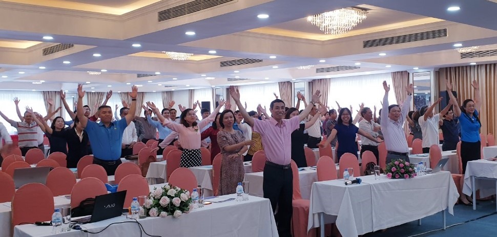 Các đại biểu cùng tập thể dục tại hội nghị.
