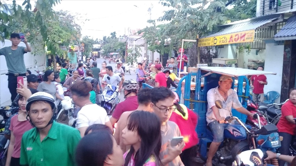 Rất nhiều người dân kéo đến nhà ba mẹ của Phúc XO khi hay tin công an ạp vào khám xét. Ảnh: T.S