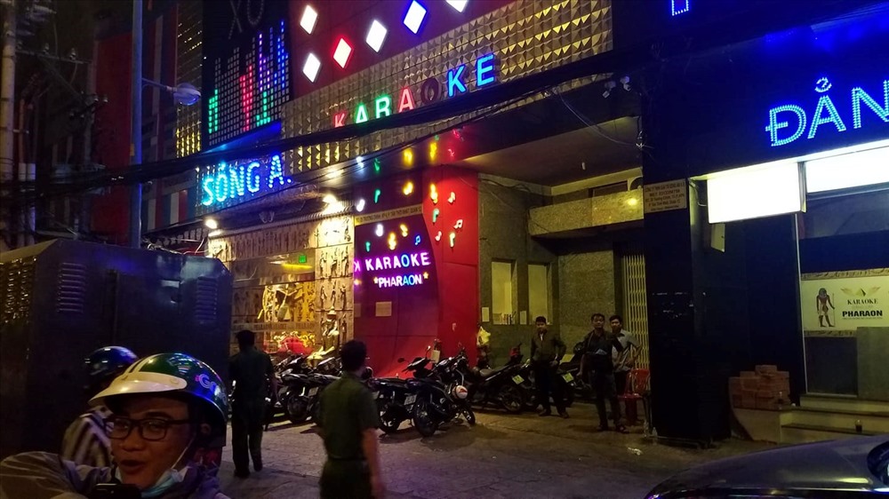 Bên trong, các lực lượng chức năng vẫn đang làm việc. Ảnh: T.S