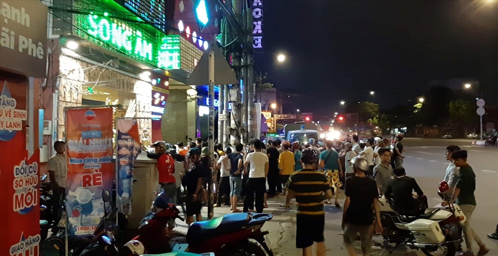 Đến 1h sáng ngày 11.4, hàng chục người hiếu kỳ vẫn đang bám lại trước quán karaoke của Phúc XO. Ảnh: T.S
