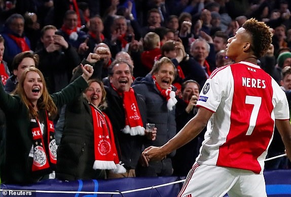 Khoảnh khắc đáng chú ý trong trận Ajax 1-1 Juve. Ảnh: Reuters.