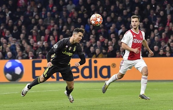 Khoảnh khắc đáng chú ý trong trận Ajax 1-1 Juve. Ảnh: Reuters.
