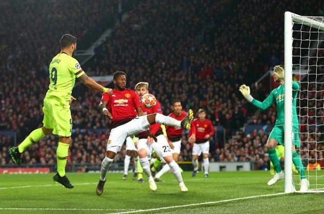 Khoảnh khắc chết lặng của hàng thủ Man United. Ảnh: The Sun.