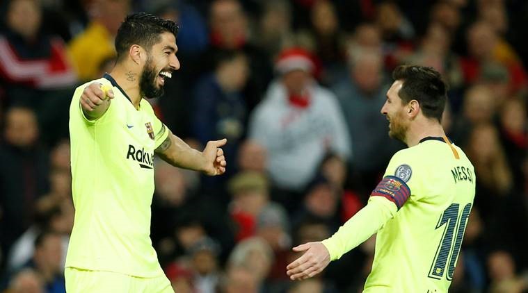 Messi và Suarez ăn mừng bàn thắng vào lưới MU. Ảnh The Indian Express