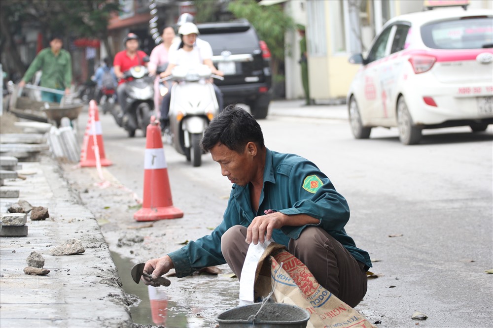 Ba loại vật liệu để thực hiện việc này là đá tự nhiên; gạch tezarro hoặc gạch bê tông vân đá; gạch block. Ảnh Trần Vương