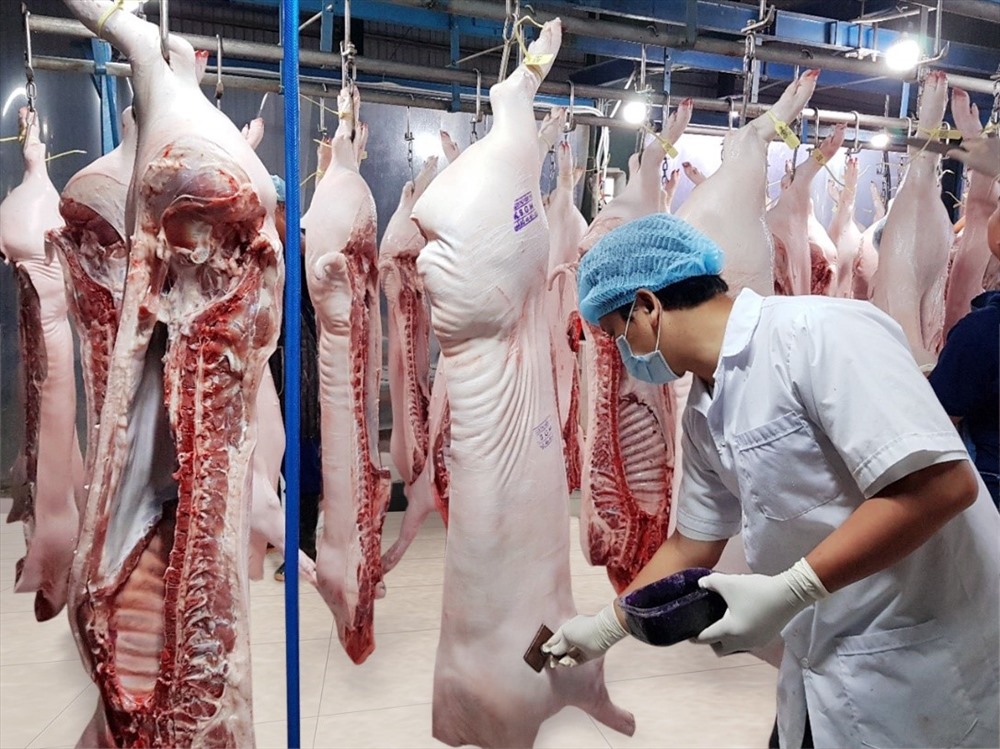 Thịt heo tại MM Mega Market được kiểm soát chất lượng theo quy trình nghiêm ngặt, đảm bảo chất lượng và vệ sinh an toàn thực phẩm đến tay người tiêu dùng.