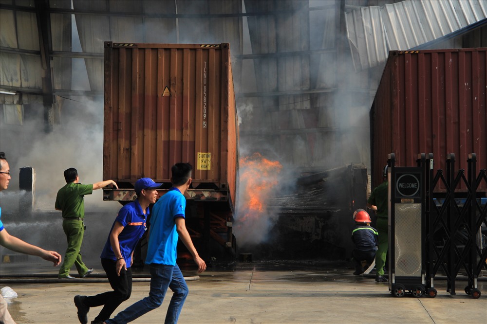 Nhiều container bị lửa cháy từ trong kho lan ra.
