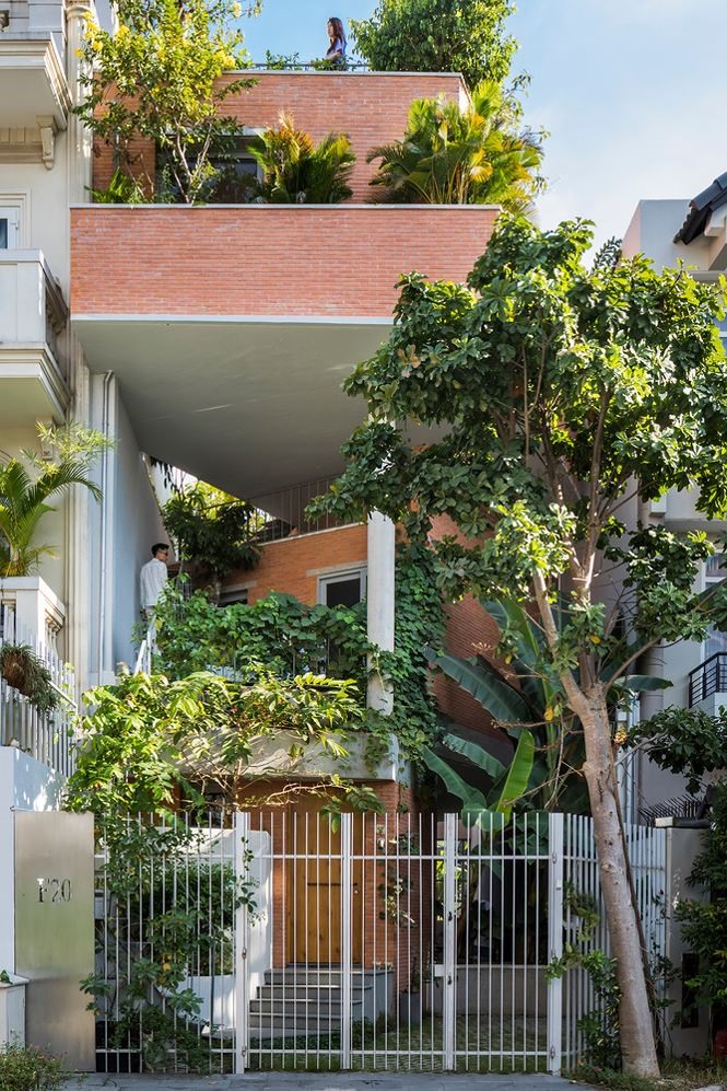 Ngôi nhà nằm trong một khu dân cư mới ở thành phố Hồ Chí Minh, nơi chỉ cách trung tâm thành phố 15 phút lái xe. Vì vậy những ngôi nhà xung quanh được xây dựng khá dày đặc và ngột ngạt. Dự án nhà phố được xây dựng trên nền đất có chiều rộng 7m, chiều dài 20m và là nơi ở cho một gia đình gồm ba thế hệ.