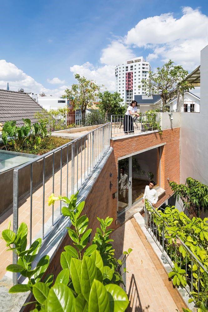 Nhận thấy được sự phát triển dày đặc của mô hình nhà phố ở Việt Nam, các kiến trúc sư đã quyết định thiết kế một ngôi nhà xanh, nơi cây cối đan xen với cuộc sống của con người.