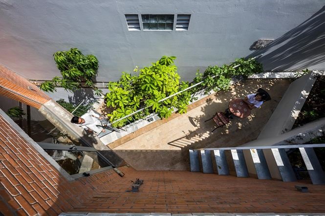 Các khu vườn riêng hay chung đều được liên kết với nhau qua một cầu thang thép phía bên ngoài để các thành viên có thể tự do đi lại.