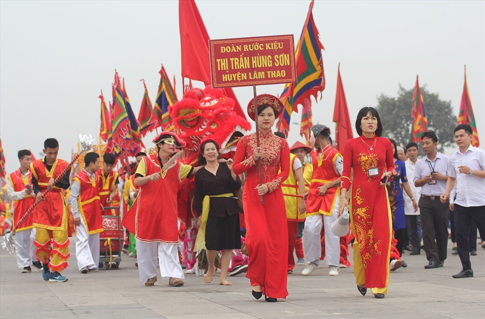 Một trong những nét mới của phần lễ năm nay là toàn bộ 13 huyện, thành phố, thị xã của tỉnh Phú Thọ thực hiện dâng hương tưởng niệm các Vua Hùng theo chương trình, kịch bản riêng của mỗi địa phương.