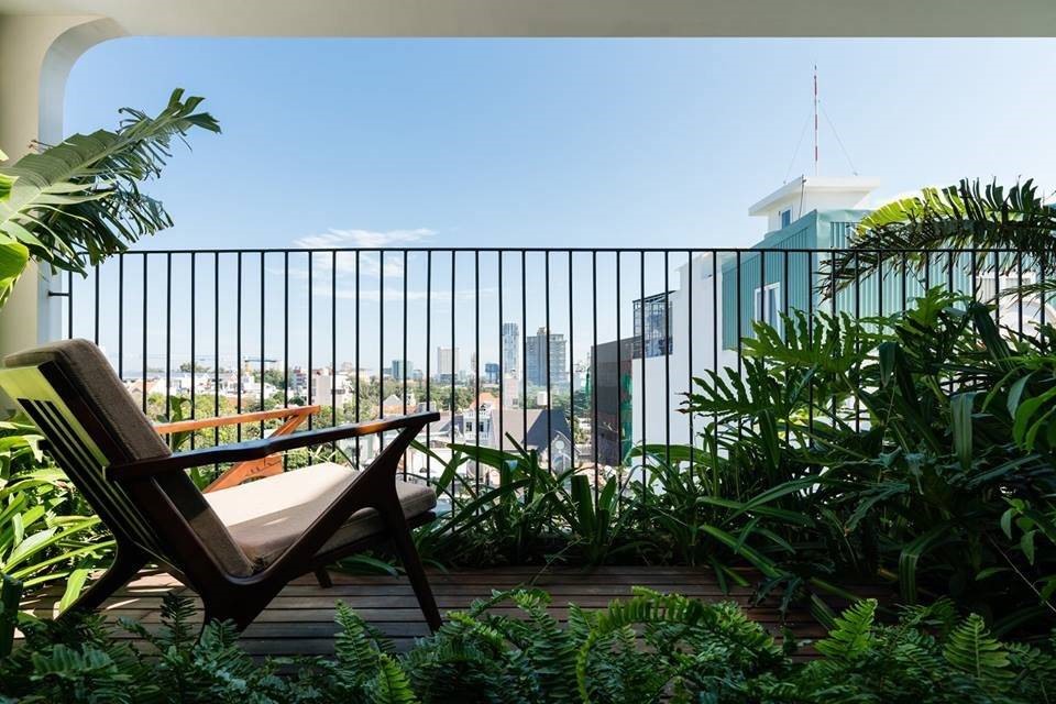 Penthouse còn có ban công để tạo độ thoáng và cách nhiệt. Đây cũng là không gian nghỉ ngơi, thư giãn lý tưởng dành cho khách