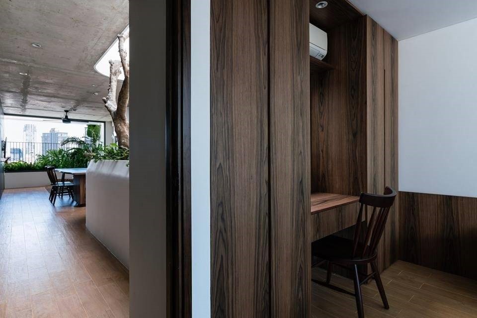 Nội thất các căn hộ và penthouse đi theo tông màu gỗ, bìa gỗ tạo sự ấm cúng. Nội thất xen lẫn HDF trắng cho không gian nhỏ tạo cảm giác không gian rộng hơn.