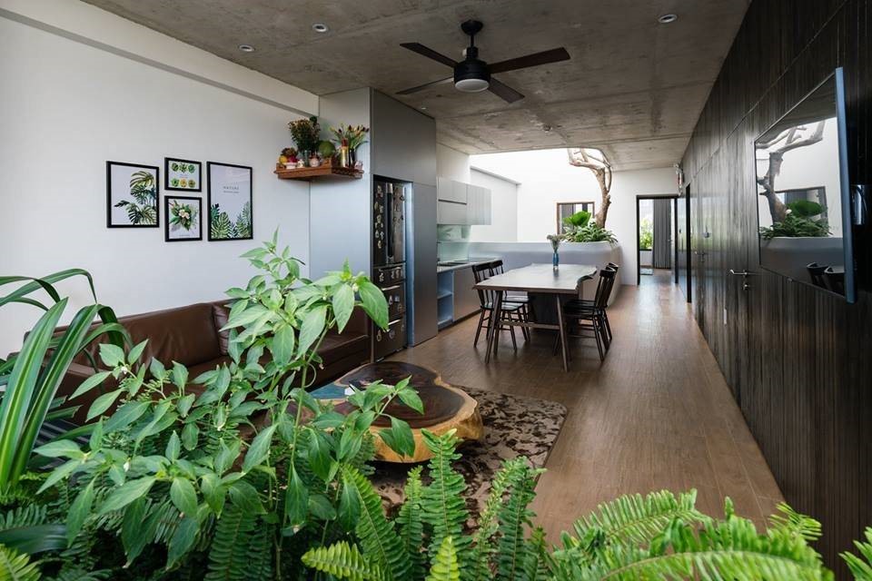 Riêng tầng 6 là penthouse gồm các không gian khách bếp và 02 phòng ngủ, 02 vệ sinh. Phòng bếp và khách xuyên suốt tạo không gian rộng thoáng, mở tầm nhìn tối đa ra 2 phía mặt tiền và giếng trời.