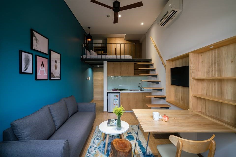 Khối phía trước là căn hộ tiny house gồm có phòng vệ sinh, bếp và phòng khách ở bên dưới; phòng ngủ kết hợp phòng làm việc ở trên gác xép.