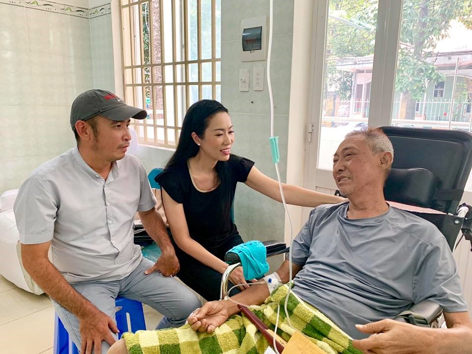 Dù mệt mỏi nhưng nghệ sĩ Lê Bình vẫn niềm nở khi anh em đồng nghiệp thăm hỏi.