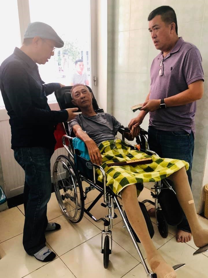 Nghệ sĩ Trung Dân và Nhật Cường trao số tiền quyên góp cho nghệ sĩ Lê Bình vượt cơn bạo bệnh.