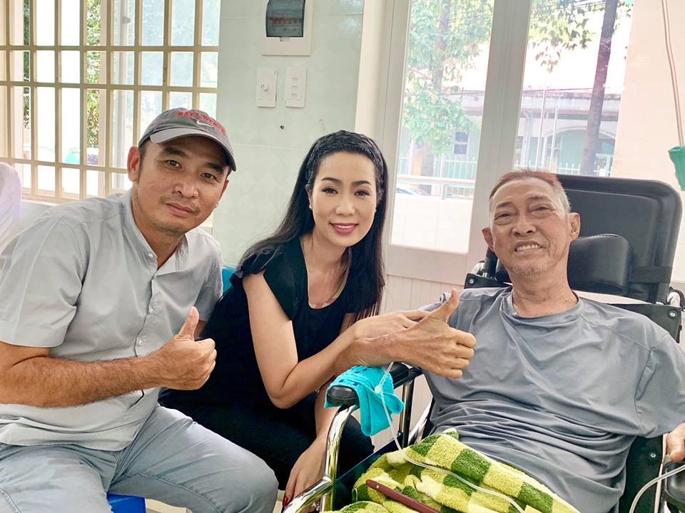 Dù mệt mỏi nhưng nghệ sĩ Lê Bình vẫn niềm nở khi anh em đồng nghiệp thăm hỏi.