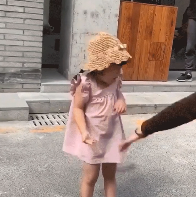 Mẹ của mẫu nhí kể trên nhiều lần có hành động bạo lực với con.
