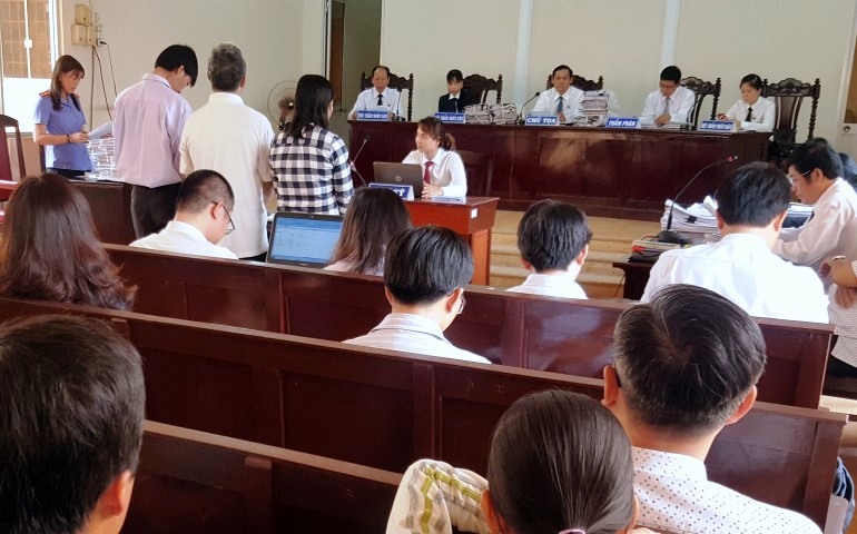Tòa sơ thẩm tuyên ông Dùng 20 năm tù, Út và Đoàn mỗi người 14 năm tù về tội lừa đảo chiếm đoạt tài sản