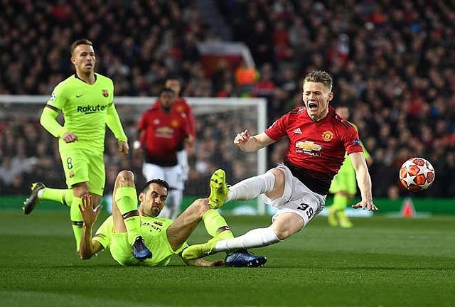 Sergio Busquets có nhiều pha phạm lỗi nguy hiểm với cầu thủ MU.