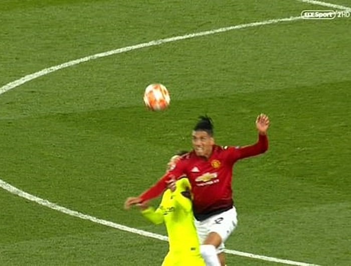 Messi và Smalling đã có va chạm không hề nhỏ trong hiệp 1