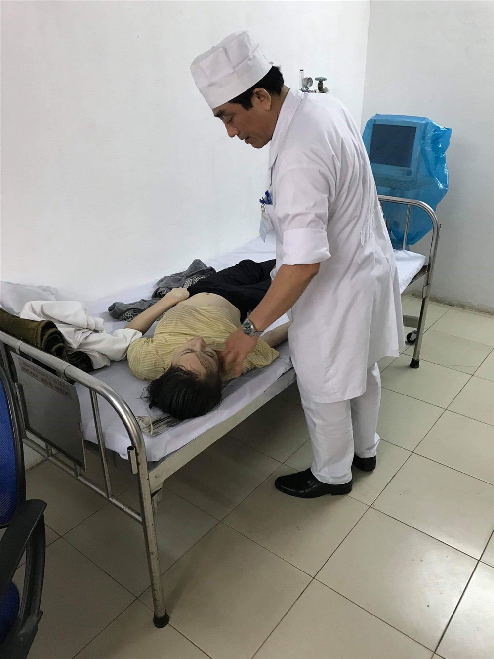Cô gái được CSGT thủy Hải Phòng cứu đang điều trị tại Bệnh viện - ảnh CTV