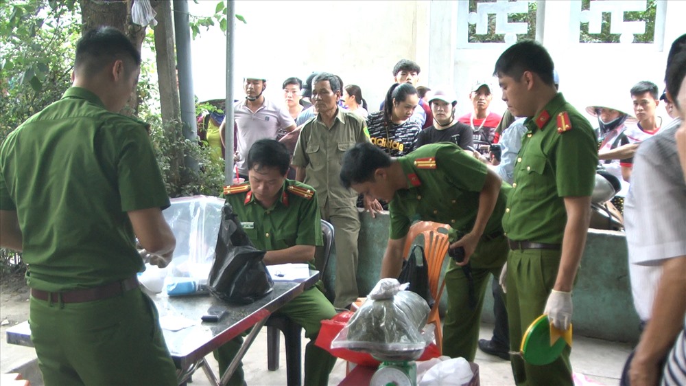 Lực lượng công an tiến hành lập biên bản, tịch thu tang vật của chuyên án. Ảnh: CA cung cấp.