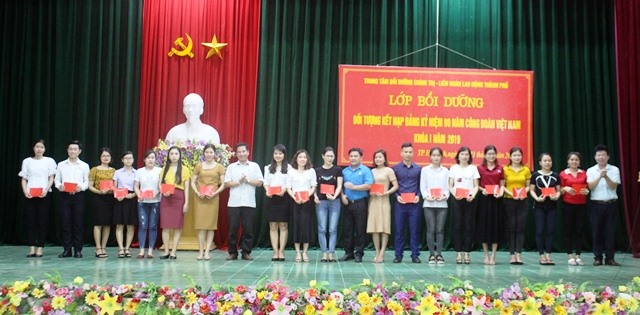Trao chứng chỉ hoàn thành khóa học cho các học viên