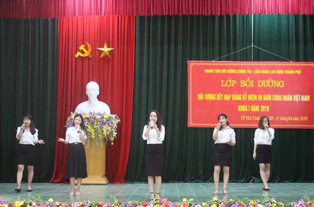 Một tiết mục văn nghệ tại lễ bế mạc khóa học
