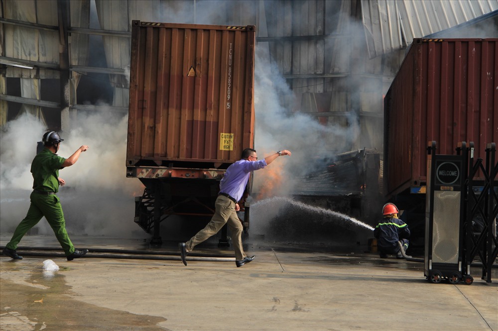 Nhiều container đang bốc dỡ hàng phía trước cũng bị cháy.