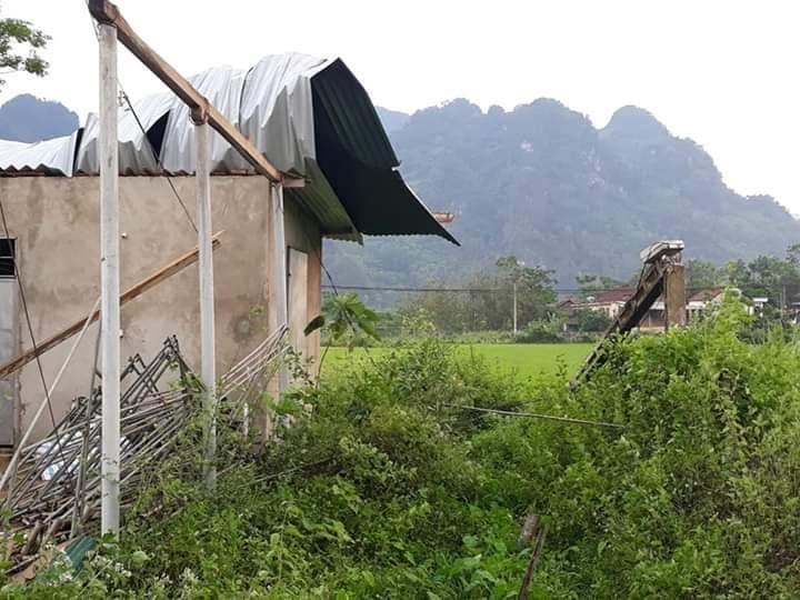 Nhà dân bị tốc mái do lốc xoáy gây ra
