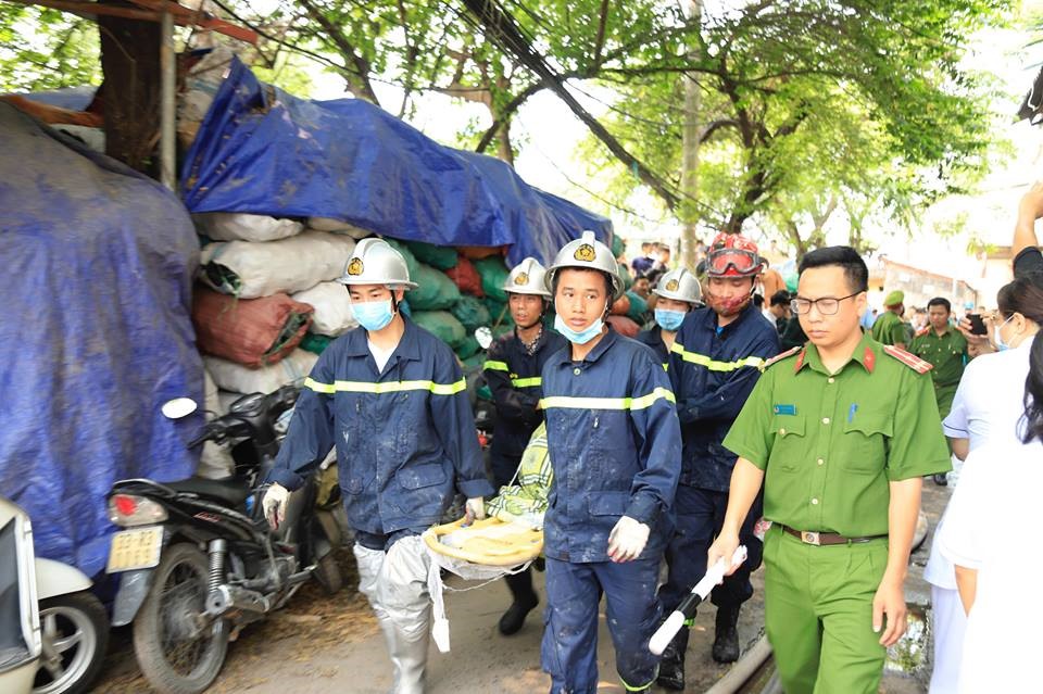 Đưa thi thể các nạn nhân ra ngoài.
